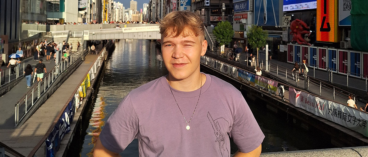 auslandssemester_jacob_lackner_japan | © Jacob Lackner Junger Mann vor einem Fluss in Kwansei. | © Jacob Lackner