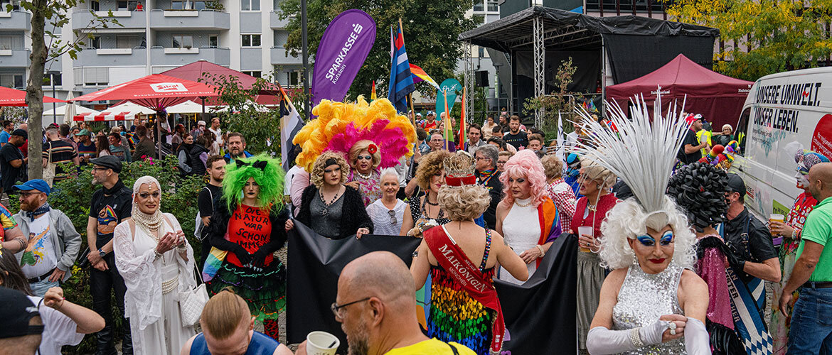 perlen_pride_2023 | © Dominik Zwerger Verkleidete Teilnehmende der Perlenpride im Stadtpark Kufstein. | © Dominik Zwerger