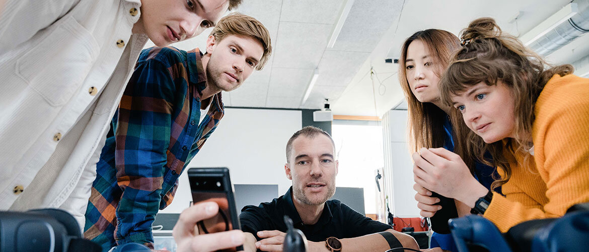 gruppe_weblab | © FH Kufstein Tirol Ein Professor erklärt seinen Studierenden eine App. | © FH Kufstein Tirol