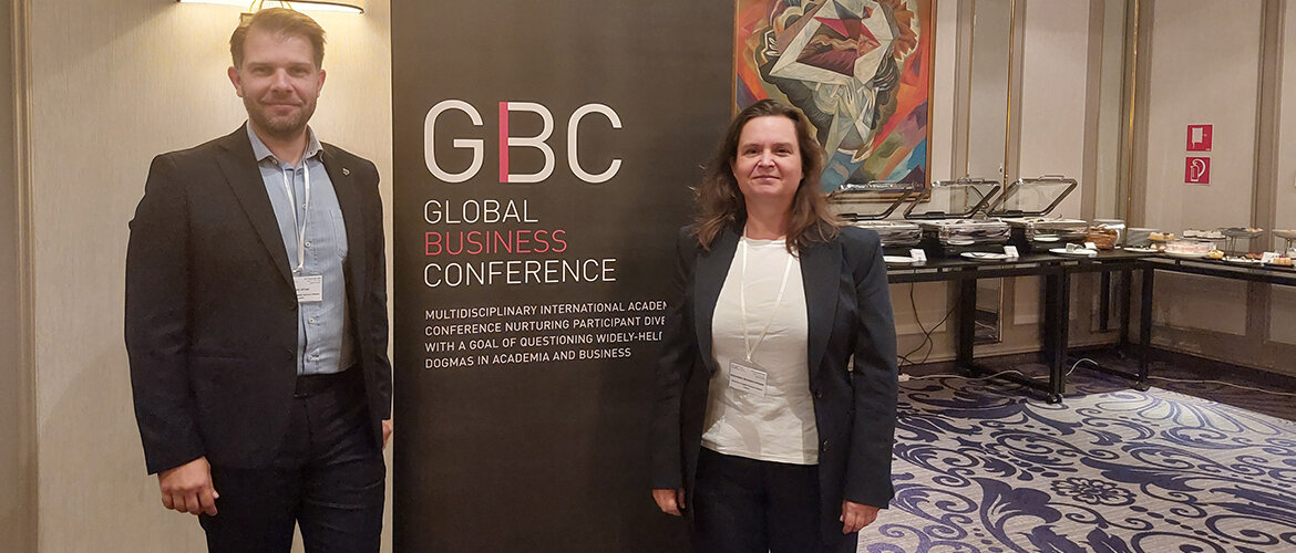global_business_conference_2023 | © FH Kufstein Tirol Ein Mann und eine Frau vor einem Banner in einem Hotel. | © FH Kufstein Tirol