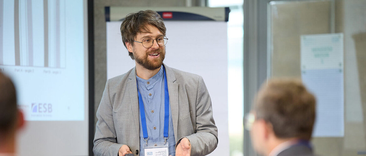 vortrag_lernprozess_optimierung Vortragender Thomas Schmiedinger präsentiert auf der Konferenz.