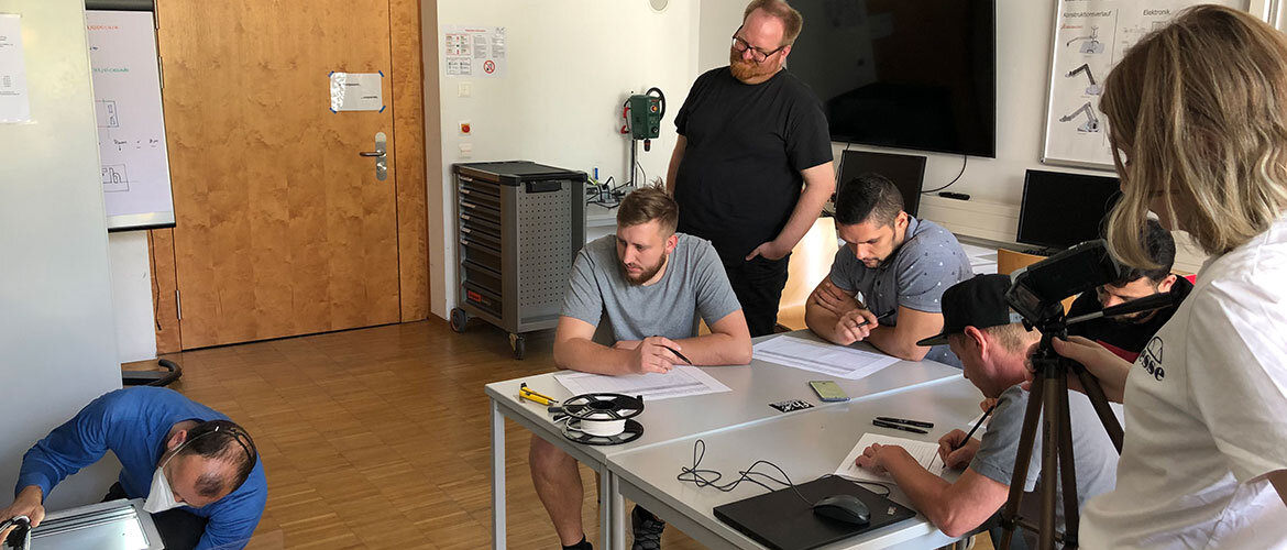 schulung_firma_freudenberg | © FH Kufstein Tirol Mitarbeitende der Firma Freundeberg im Automation Lab der FH Kufstein Tirol. | © FH Kufstein Tirol