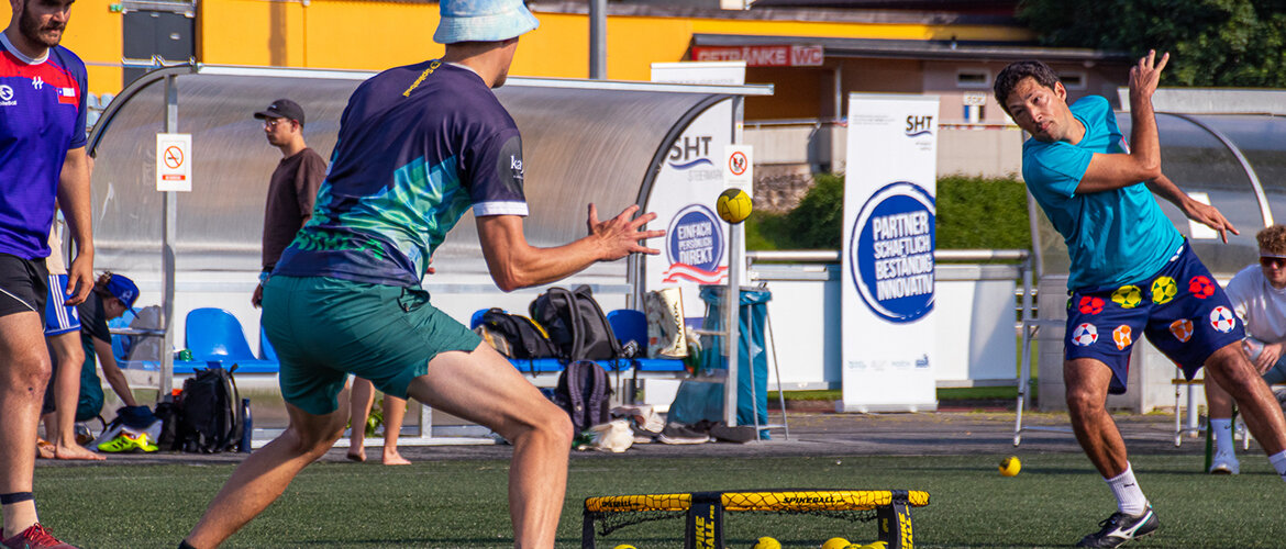 zweite_edition_roundnetcup_kufstein | © FH Kufstein Tirol Zwei junge Männer spielen Roundnet auf einer Wiese. | © FH Kufstein Tirol