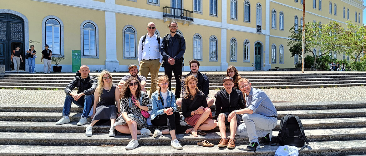 studienreise_wes_lissabon_2023 | © FH Kufstein Tirol Gruppe von Studierender auf der Treppe im Sonnenschein vor der Universidade NOVA de Lisboa. | © FH Kufstein Tirol