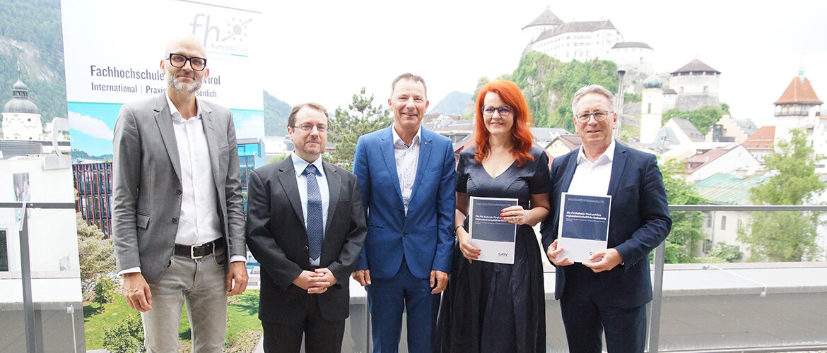 Präsentation-Studie-Kufsteiner-Campus | © FH Kufstein Tirol Dr. Stefan Haigner, Prof. Christoph Hauser, Prof. Thomas Madritsch, MMag.a Cornelia Hagele und Mag. Martin Krumschnabel präsentieren eine Studie am Campus der FH Kufstein Tirol mit der Festung Kufstein im Hintergrund. | © FH Kufstein Tirol