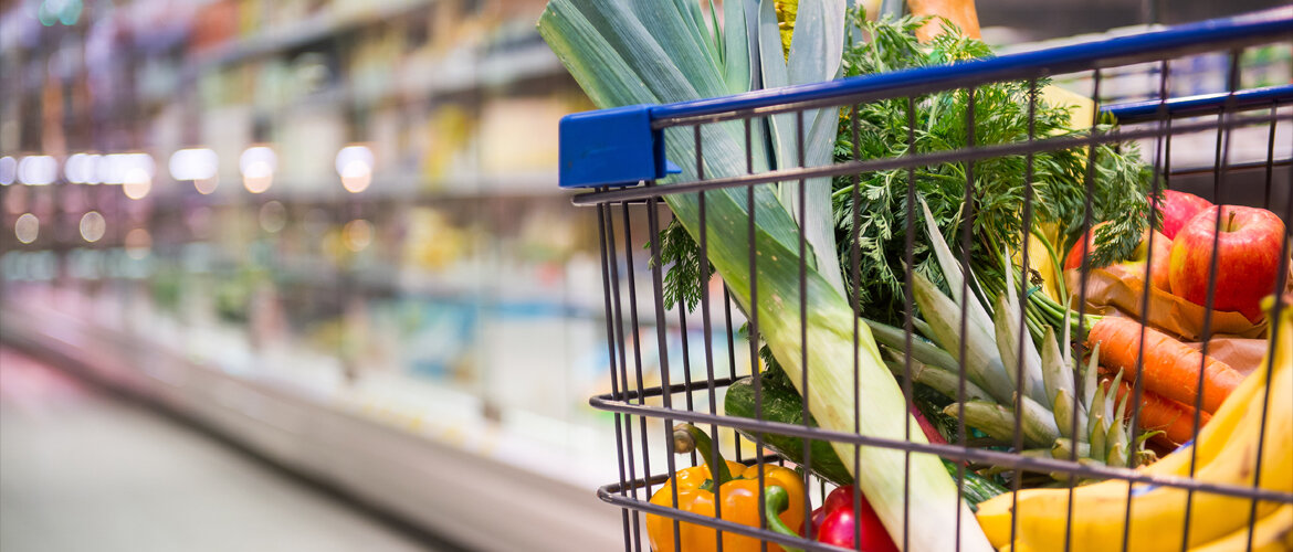 Optimierung-Einkaufsprozesse-SPAR-Studierende | © AdobeStock.benjaminnolte Einkaufswagen gefüllt mit frischem Obst und Gemüse im Supermarkt. | © AdobeStock.benjaminnolte