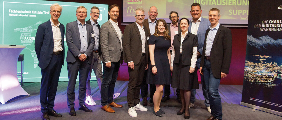 Veranstaltungsorganisator-Martin-Adam-mit-Team-Digitalisierungskonferenz | © FH Kufstein Tirol Veranstaltungsorganisator Martin Adam zusammen mit Matthias Böhmer, Fitz Fahringer, Thomas Lampoltshammer, Michael Gschwandtner, Patrick Stoll, Lisa Kolar, Virgil Rabulet, Ivan Partic, Guido Simonis und Peter Holleis auf der Bühne der Digitalisierungskonferenz. | © FH Kufstein Tirol