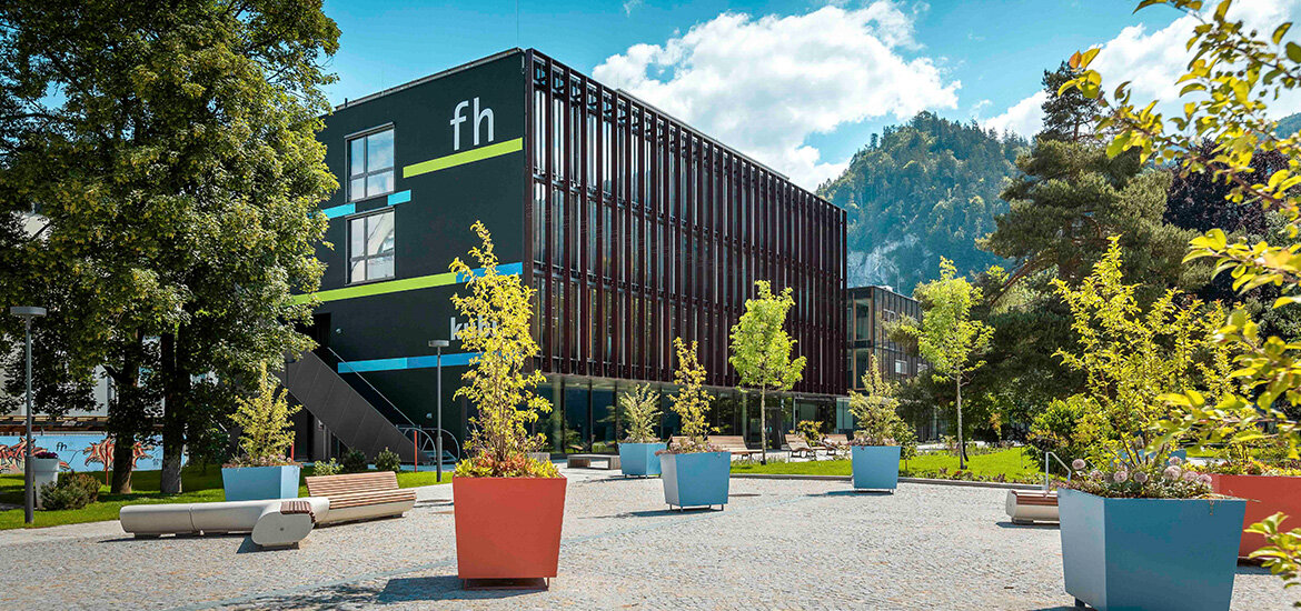 Modernes-Universitaetsgebaeude-FH-Kufstein-Tirol-umgeben-von-Gruenflaechen | © FH Kufstein Tirol Modernes Universitätsgebäude der FH Kufstein Tirol, umgeben von Grünflächen. | © FH Kufstein Tirol