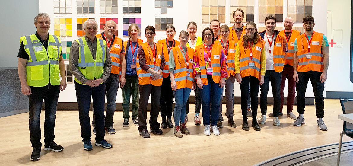 Exkursion-Egger-Group-FH-Kufstein | © FH Kufstein Tirol Christian Lasta und Manfred Riepertinger mit Studierenden des Masterstudiengangs Energie- & Nachhaltigkeitsmanagement der FH Kufstein Tirol bei der Exkursion ins Egger-Stammwerk. | © FH Kufstein Tirol