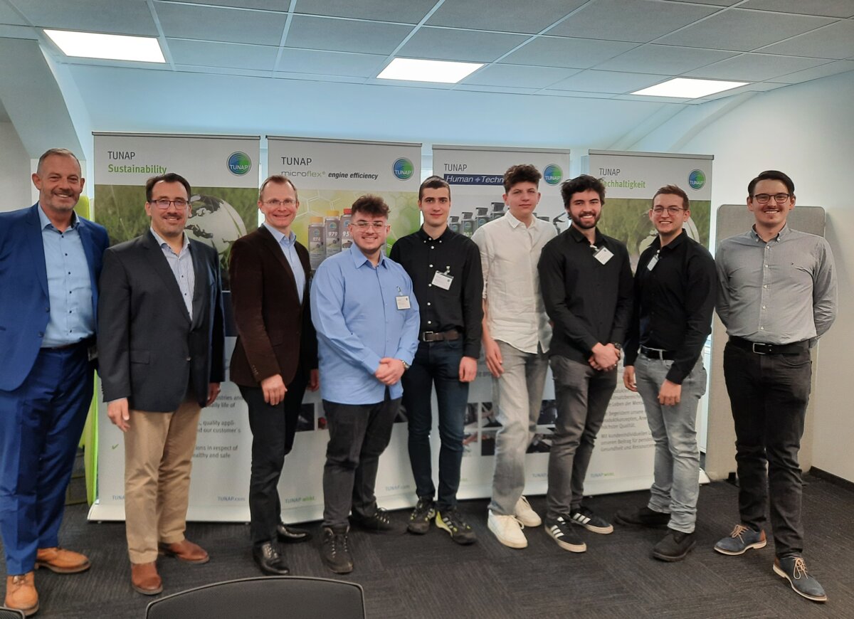 Tunap-Web-Business-Technologie-Projeckt-Wolfratshausen-Muenchen | © FH Kufstein Tirol Gruppenfoto der Web Business & Technology Projektgruppe mit TUNAP-Vertretern in Wolfratshausen bei München, darunter Franz Pöschl, Oliver Graetsch, Prof. Karsten Böhm und Georg Weilbuchner-Dudenhausen. | © FH Kufstein Tirol