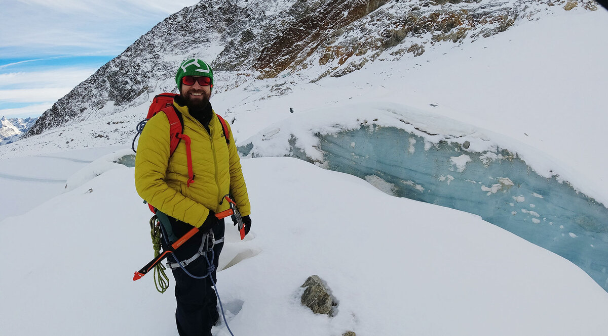 Martin-Schafferer-Monitoringsystem-Rettenbachgletscher Mitarbeiter Martin Schafferer, MSc MSc, wissenschaftlicher Mitarbeiter an der FH Kufstein Tirol, installiert das Monitoringsystem am Rettenbachgletscher.