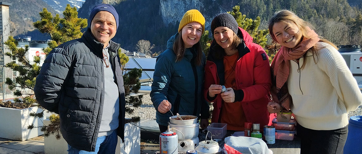 Praxisprojekt-FH-Kufstein-Tirol-Rezepte-Campingkocher | © FH Kufstein Tirol Die Praxisprojektgruppe testet Rezepte zur Zubereitung leckerer Gerichte mit dem Campingkocher. | © FH Kufstein Tirol