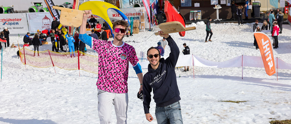 TASC-2023-Spass-Abseits-der-Piste | © FH Kufstein Tirol Teilnehmer:innen und Zuschauer:innen genießen den Spaß abseits der Piste bei der TASC 2023. | © FH Kufstein Tirol
