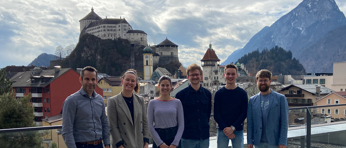 Smart-Services-Stadtwerke-Kufstein | © FH Kufstein Tirol Studierende entwickeln digitale Services für die Stadtwerke Kufstein, um Kund:innen beim Energiesparen und der Kontrolle des Energieverbrauchs zu unterstützen. Auftraggeber Andreas Dorn (1.v.l.) im Bild. | © FH Kufstein Tirol