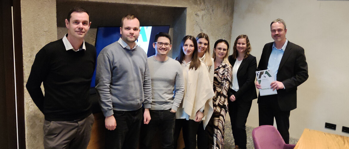 Erfolgreiche-Endpraesentation-Platzhirsch-Kufstein-Team-Hackl | © FH Kufstein Tirol Teammitglieder Emanuel Stocker, Stefan Pichlmair, Julian Kellner, Vanessa Huber, Jasmin Rainer, Lara Wais, Cornelia Kratzer mit Geschäftsführer Raimund Hackl bei der erfolgreichen Projektpräsentation im Platzhirsch Kufstein. | © FH Kufstein Tirol