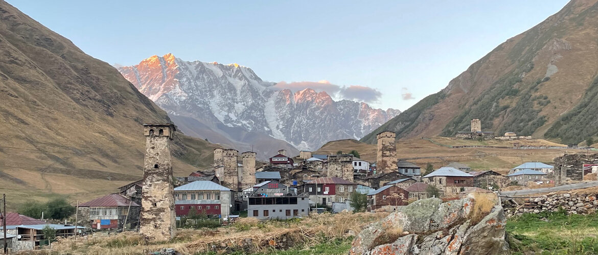 Georgien-Auslandssemester-Natur-Landschaft-Dorf-Berge | © E.Nicolosi Atemberaubende Natur und eindrucksvolle Landschaften während Elena Nicolosis Auslandssemester in Georgien, mit einem traditionellen Dorf und majestätischen Bergen im Hintergrund. | © E.Nicolosi