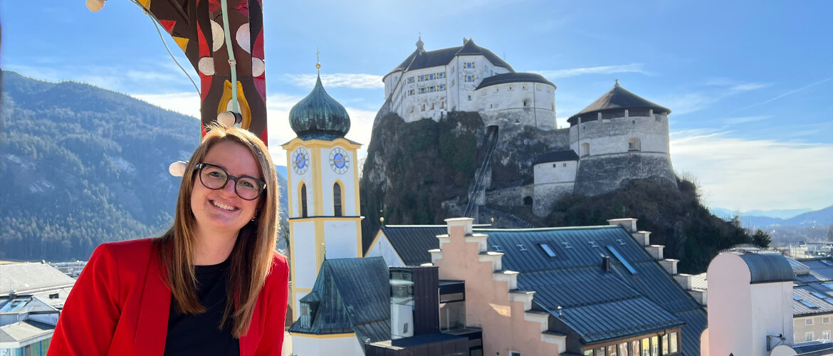 Berufstaetige-Studentin-Karrierestart-Praxisprojekt-Studiengang | © I. Gandler Berufstätige Studentin Isabella Gandler, im Hintergrund ist die Kufsteiner Festung zu sehen . | © I. Gandler