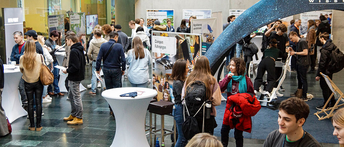Open-House-Event-FH-Kufstein-Tirol | © FH Kufstein Tirol Besucher:innen beim Open House der FH Kufstein Tirol informieren sich über 24 Bachelor- und Masterstudiengänge und lassen sich individuell beraten. | © FH Kufstein Tirol