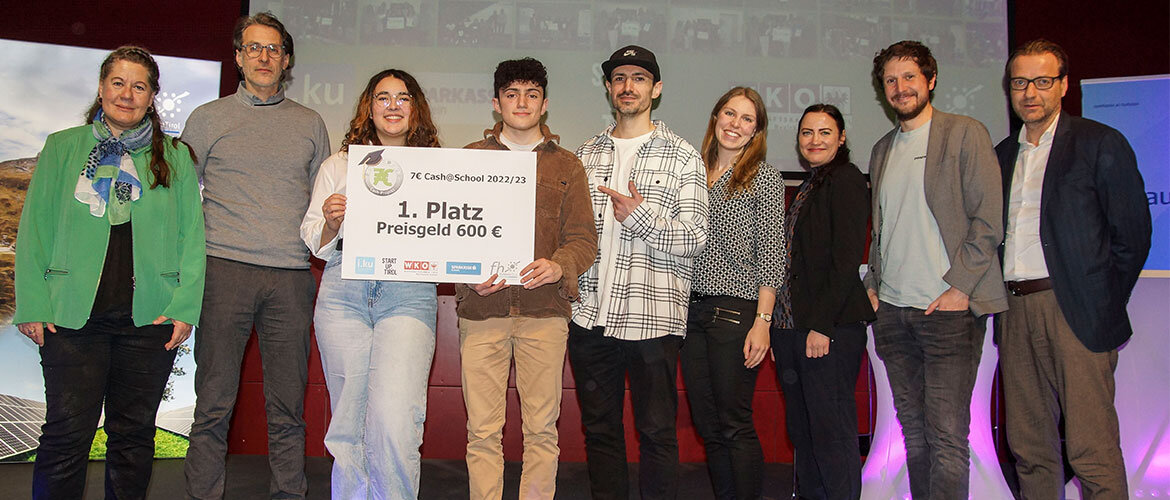 Lazybee-Gewinnerteam-7-Euro-Startup | © FH Kufstein Tirol Initiatorin Karin Steiner gratuliert dem Gewinnerteam LazyBee, das das Preisgeld von der Jury überreicht bekommt. | © FH Kufstein Tirol