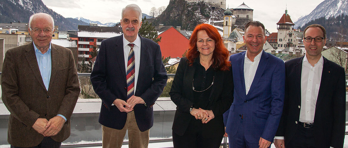 Landesraetin-Cornelia-Hagele-Besuch-FH-Kufstein | © FH Kufstein Tirol DDr. Herwig von Staa, Dr. Herbert Marschitz, Landesrätin Cornelia Hagele, Prof. Dr. Thomas Madritsch und FH-Rektor Prof. Dr. Mario Döller auf der Dachterrasse der FH Kufstein Tirol. | © FH Kufstein Tirol