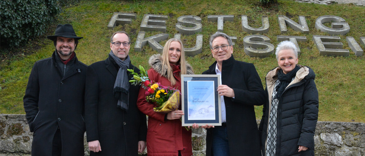 Master-Absolventin erhält Thesis Award 2022 in Kufstein mit Offiziellen bei der Verleihungszeremonie. | © Stadt Kufstein