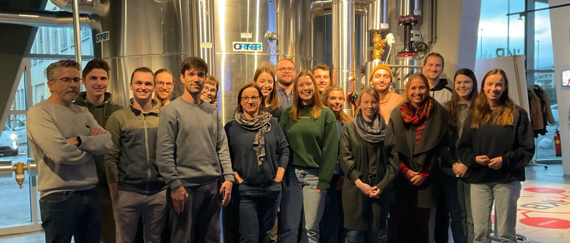 Smart-City-Lab-Studentengruppe-FH-Kufstein-Tirol-Besuch-IBK | © FH Kufstein Tirol Gruppenfoto der Studierenden während ihrer Besichtigung im Smart-City-Lab der Innsbrucker Kommunalbetriebe. | © FH Kufstein Tirol