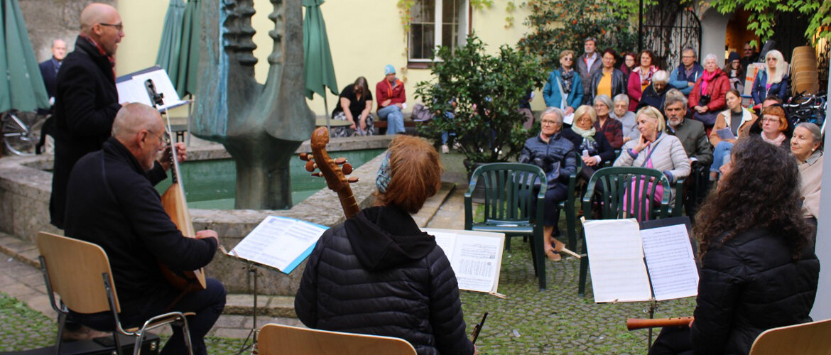 Ensemble-Rosarum-Flores-Claudiana-Innenhof-Konzert-2022 | © FH Kufstein Tirol/ Aditya Shinde Ensemble Rosarum Flores beim Abschlusskonzert der Saison 2022 im Innenhof der Claudiana am 23. September. | © FH Kufstein Tirol/ Aditya Shinde