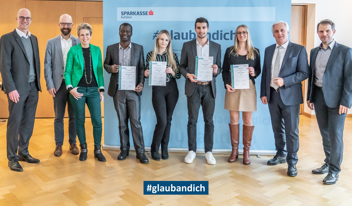 Banking-Awards-Zeremonie-Gewinner-Zertifikate-Sparkasse | © FH Kufstein Tirol Gruppe der Banking Award Gewinner hält Zertifikate bei der Verleihungs-Zeremonie mit dem Hashtag glaubandich sichtbar. | © FH Kufstein Tirol