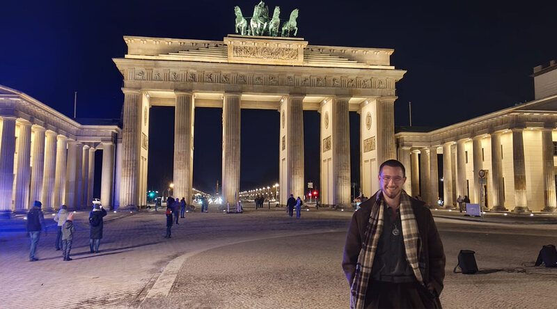 Arian Gasser am Brandenburger Tor während seines Praktikums in Berlin.