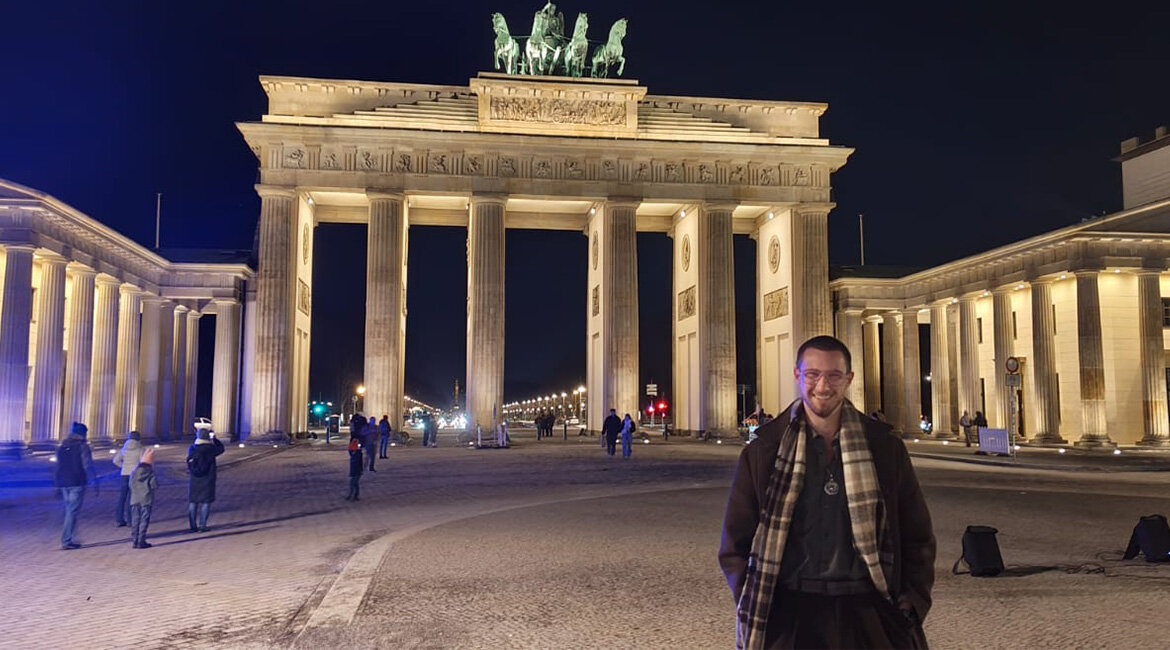 Arian Gasser am Brandenburger Tor während seines Praktikums in Berlin.