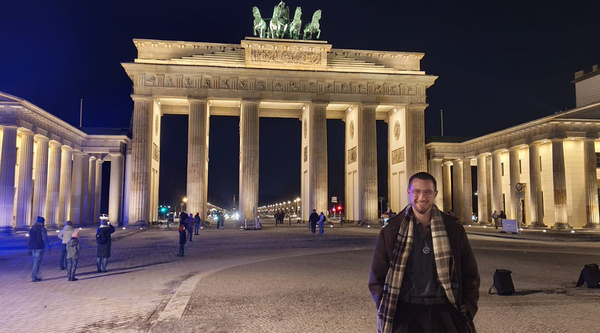 Arian Gasser am Brandenburger Tor während seines Praktikums in Berlin. | © privat