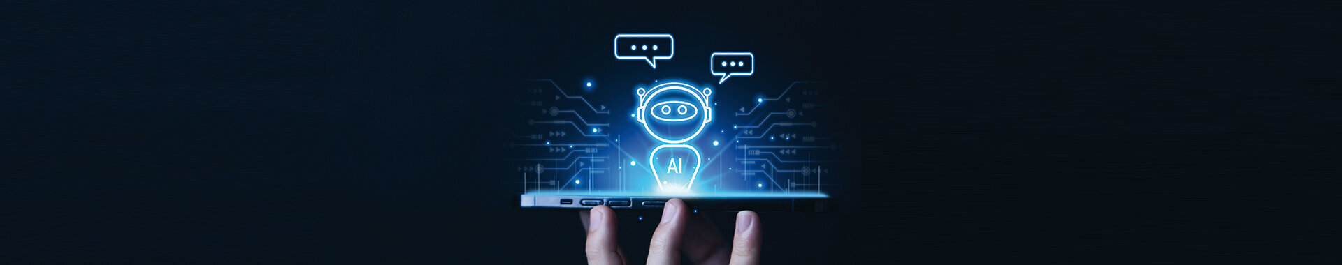 PG_Basiskurs_KI | © AdobeStock.VRVIRUS Die Lichtprojektion eines kleinen Roboters scheint aus dem Bildschirm eines Smartphones hinaus. | © AdobeStock.VRVIRUS