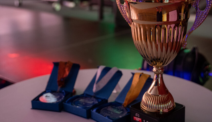 Pokal und Medallien auf einem Tisch