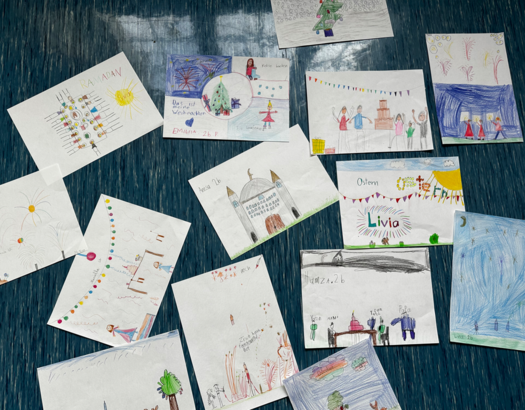 Viele verschiedene Kinderzeichnungen von Moschee, über Geburtstagsfeier bis hin zum Weihnachtsbaum mit Familie