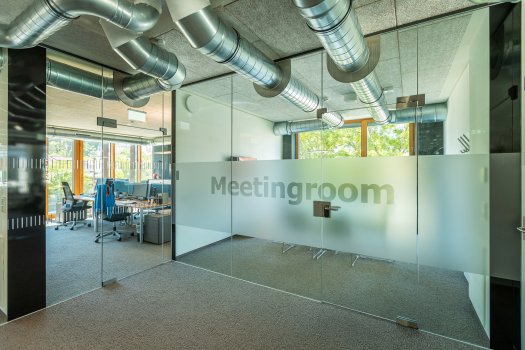 Die offene Bürogestaltung ermöglicht agiles Arbeiten in einer angenehmen Atmosphäre. © FH Kufstein Tirol