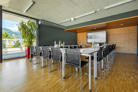 Im obersten Stockwerk befindet sich ein Hörsaal, der auch als Besprechungsraum gebucht werden kann. © FH Kufstein Tirol