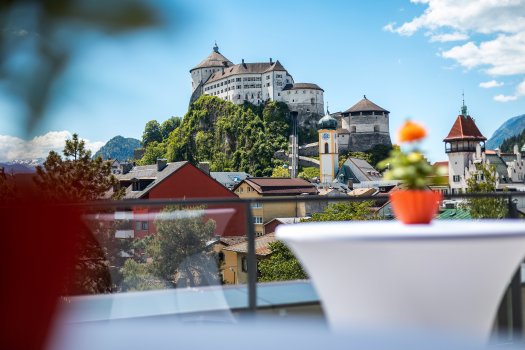 Auf der Dachterrasse des Neubaus kann das Kufsteiner Wahrzeichen begutachtet werden. © FH Kufstein Tirol