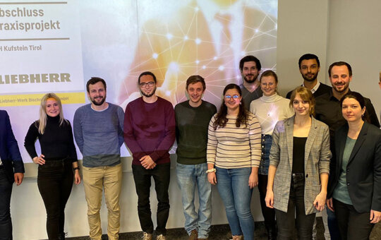 Die Praxisprojektgruppe des Masterstudiengangs Web Engineering & IT Solutions der FH Kufstein Tirol präsentierte bei der Liebherr Werk Bischofshofen GmbH ihre Weblösungen.