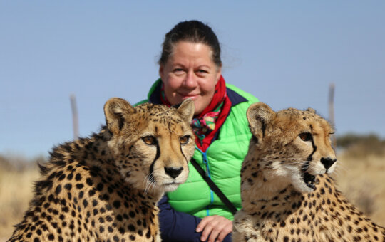 Ausflug von Lektorin Karin Steiner auf eine typische Gastfarm bei Windhoek: im Bild Karin Steiner und zwei Bewohner Namibias.