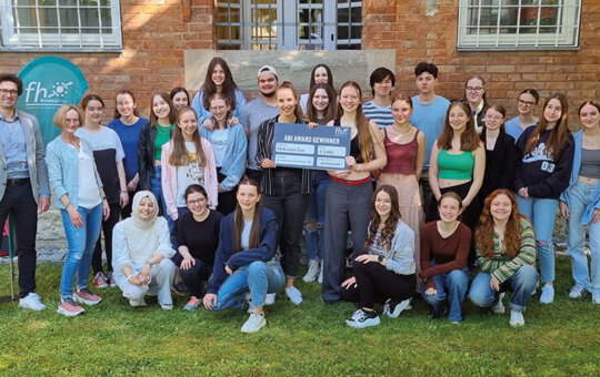Dieses Jahr hatte die Klasse Q12 des Gnadenthal Gymnasiums Ingolstadt beim Matura Award Wettbewerb der FH Kufstein Tirol Glück und gewann das Preisgeld in Höhe von 3.000 Euro.