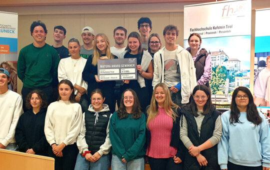 Die Schüler:innen des WFO Bruneck freuen sich über den unverhofften Geldsegen von 3.000 Euro, den sie sich im Matura Award der FH Kufstein Tirol durch die richtigen Lösung im Fragespiel ehrlich erarbeitet haben.