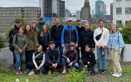 Studierende des Masterstudiengangs Energie- & Nachhaltigkeitsmanagement mit Betreuern Miriam Lettner und Christian Huber zu Besuch bei Europas größter Rooftop-Farm in Rotterdam.