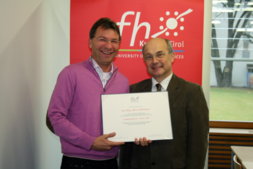 v.l.: Prof. (FH) Dr. Thomas Madritsch überreicht Prof. (FH) Ing. Mag. Albert MM Pilger die Gastprofessorenurkunde