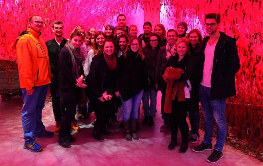 Gruppenbild der 20 Studierenden des Bachelorstudiengangs Sport-, Kultur- & Veranstaltungsmanagement bei der Kunstausstellung Biennale in Venedig