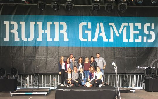 Die Studierenden in Sport-, Kultur- & Veranstaltungsmanagement auf der Bühne der Ruhr Games 2017 in Dortmund 