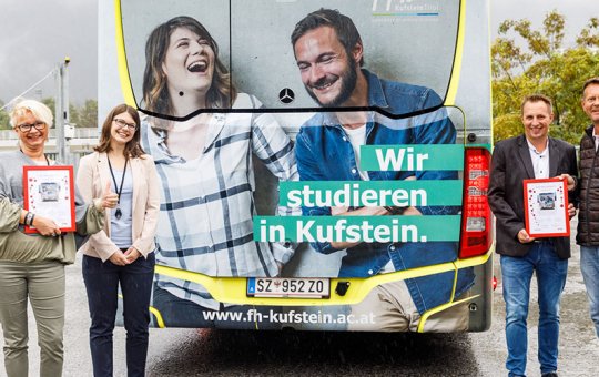 (v.l.) Christine Haage und Yvonne Kestermann von der FH Kufstein Tirol mit Peter Eisl und Peter Buglas von der Progress Werbung