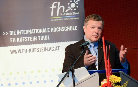 „Höhere Dotierung der Fördermittel kann künftigen Braindrain vermeiden“, so Prof. DI Dr. Bernhard Tilg, Tiroler Landesrat