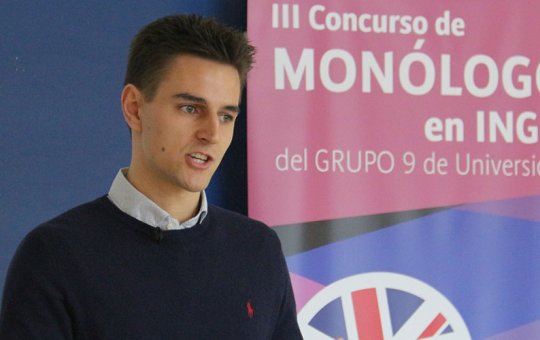 Markus Mottinger bei seinem Vortrag für den Concurso de Monólogos en Inglés
