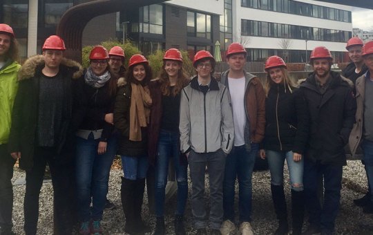 Die Studierenden des Studiengangs Energiewirtschaft vor dem Müllheizkraftwerk in Rosenheim.