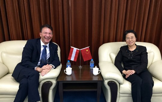 Prof. (FH) Dr. Thomas Madritsch und Vice President Dr. Ying Huang